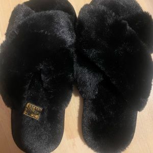 Black fluffy slippers